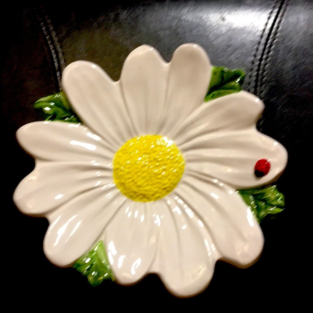 Flower dish 8x8 daisy with lady bug